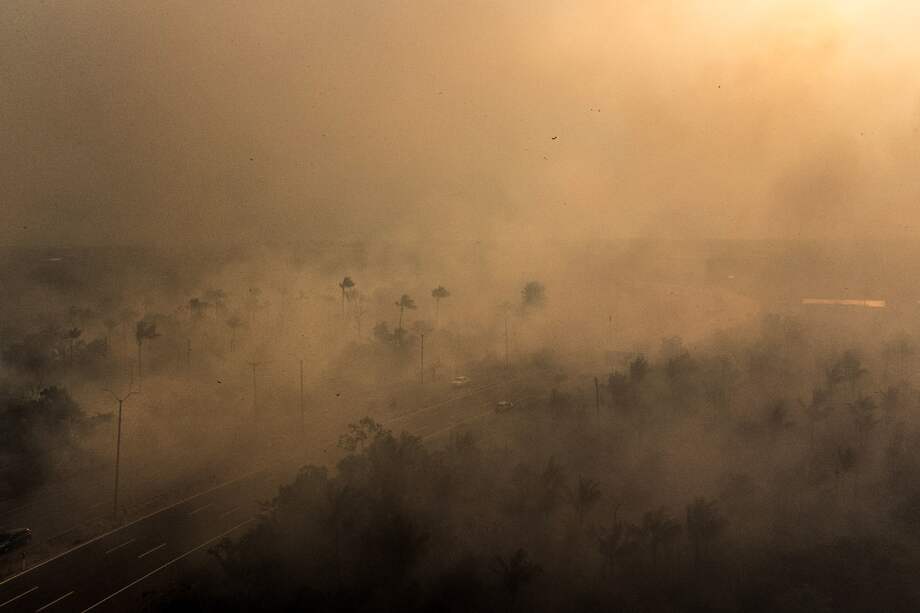 A causa del humo de los incendios y la mala calidad del aire, se han tomado medidas como evacuaciones, el cierre de escuelas y la cancelación de vuelos.