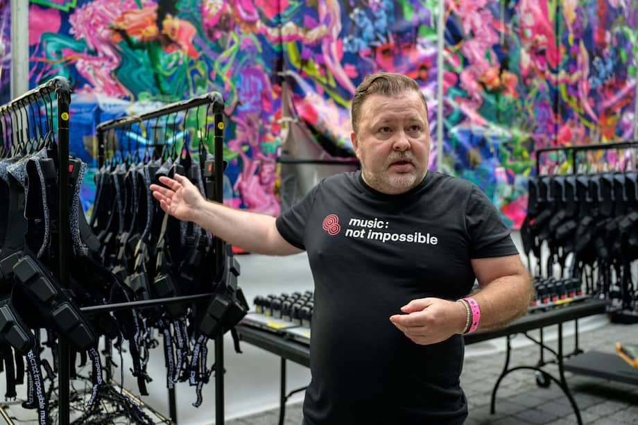 El cofundador de Music: Not Impossible, Patrick Hanlon, habla durante una entrevista sobre los trajes hápticos creados para sordos durante un concierto al aire libre en el Lincoln Center el 22 de julio de 2023 en la ciudad de Nueva York.