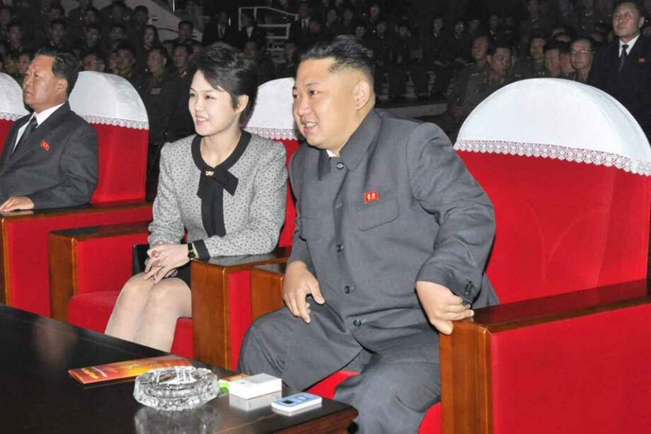 El líder norcoreano Kim Jong-un (d) junto a su esposa Ri Sol-ju mientras asisten a una presentación musical con motivo del aniversario 68 de fundación del Partido de los Trabajadores, en Pyongyang