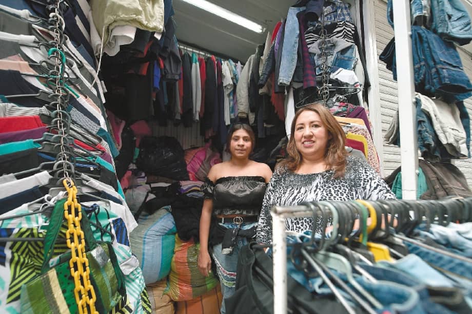 "Vendemos para gente que no tiene la capacidad de comprar algo nuevo", dijo Luz Mery Ladino, comerciante de Plaza España. / José Vargas.