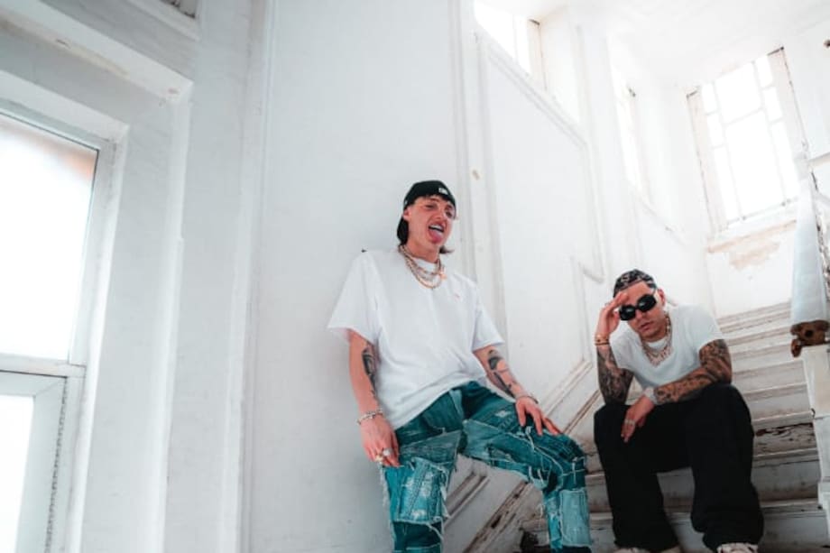 Peso Pluma, SOG y Ryan Castro en la grabación de 'Quema'