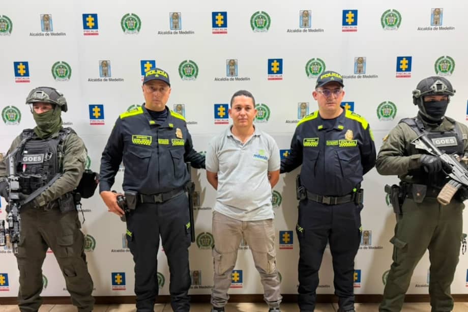 Uno de los hechos por los que es investigado ocurrió el 1 de septiembre de 2025, cuando detonó un cilindro bomba que causó la muerte de un suboficial del Ejército Nacional.