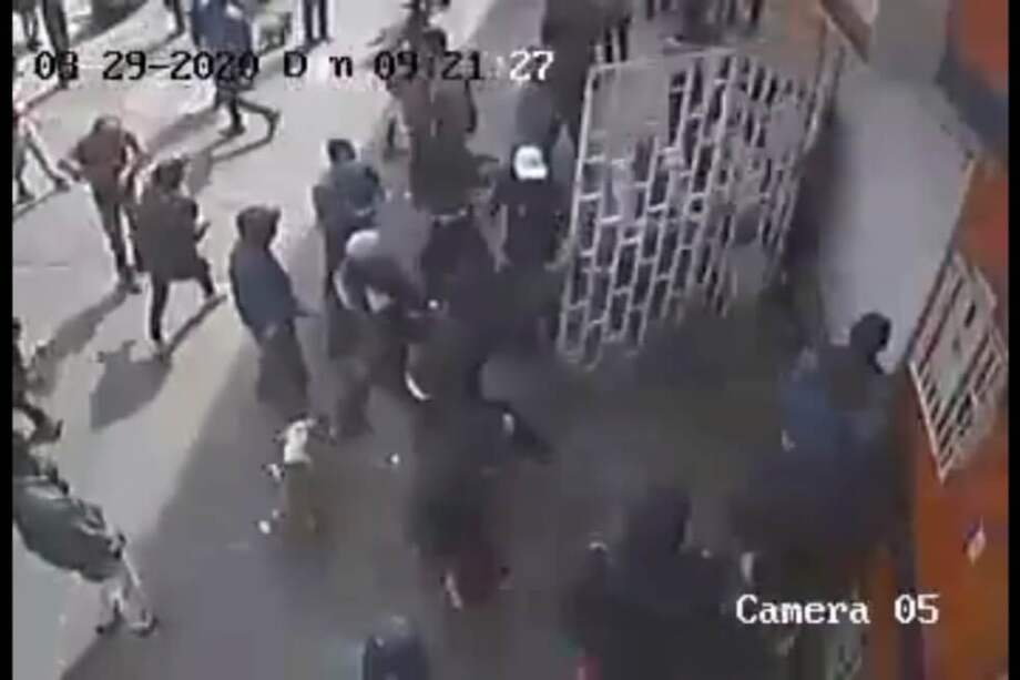 Momento en el que algunas personas intentan saquear un supermercado en esta localidad al sur de la capital. / Archivo particular.