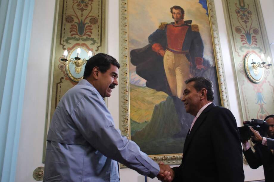 Nicolás Maduro mientras saluda al gobernador opositor de Mérida, Ramón Guevara. / EFE