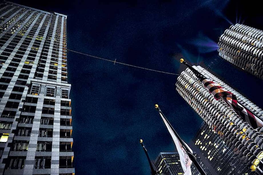Para Wallenda (chaqueta roja), caminar por la cuerda floja con una inclinación de 19°, atravesando el río Chicago a 204 metros de altura, significó su primer récord de la noche del 2 de noviembre. /Nelson Sierra