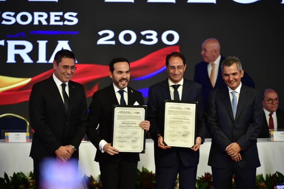 Abelardo de la Espriella y José Manuel Restrepo reciben las credenciales que los acreditan como presidente y vicepresidente del periodo 2026-2030. A su lado, el presidente del Consejo Nacional Electoral, Cristian Quiroz (primero de izquierda a derecha), y el vicepresidente de esa misma corporación, Alfonso Campo (cuarto de izquierda a derecha).