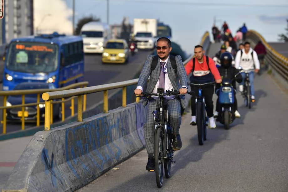 Personas en bicicleta en Día sin carro y sin moto en inmediaciones del Portal del Norte.