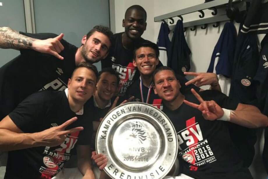 Santiago Arias posa junto al título de la Eredivisie. Foto: PSV
