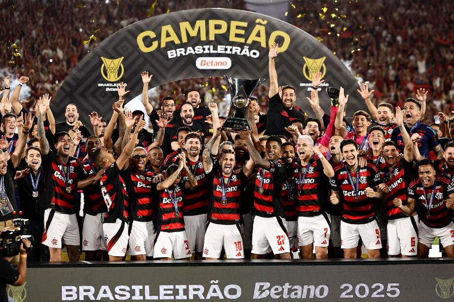 Jugadores de Flamengo celebran con el trofeo del Campeonato Brasileño tras ganarle a Ceará en el estadio Maracaná en Río de Janeiro.