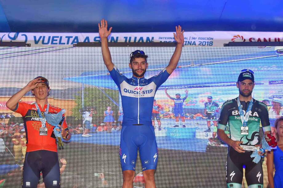 Fernando Gaviria celebra en el podio de San Juan tras la primera etapa. / AFP