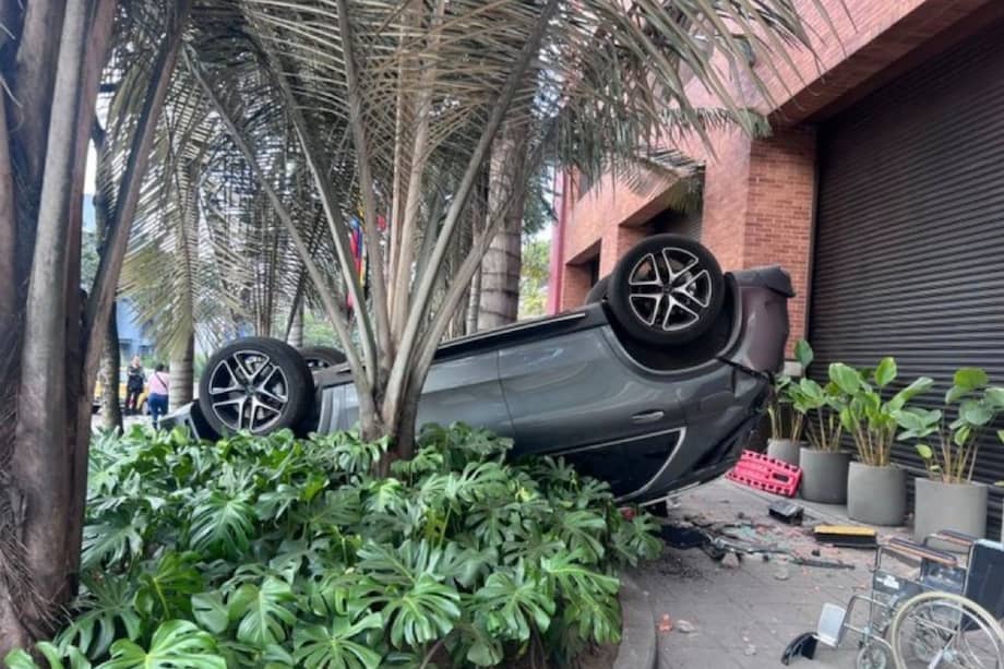 De acuerdo con el reporte entregado por el Cuerpo Oficial de Bomberos de Bogotá, una persona quedó atrapada dentro del automotor y tuvo que ser rescatada por los organismos de emergencia.