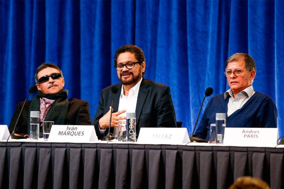 El jefe del equipo negociador de las FARC, Luciano Marín Arango, alias "Iván Márquez" (c), y los miembros de su equipo Seuxis Paucias Hernández Solarte, alias "Jesús Santrich" (i), y Rodrigo Granda, alias "Ricardo Téllez" (d). Foto: EFE