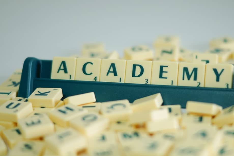 "Lo cierto es que la academia a uno jamás lo prepara para darse de hocico contra la brutalidad de la calle, ni para que la crudeza del asfalto te arranque los cojones y te los haga tragar a palo seco".