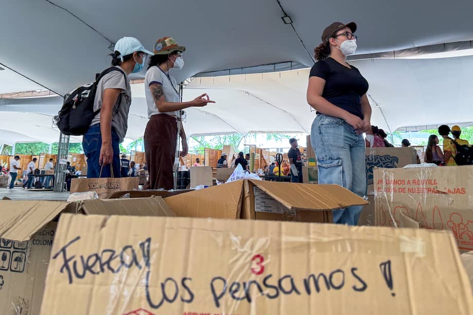 Personas organizan ayudas humanitarias este sábado, en la Ciudadela Alberto Galindo en Cali (Colombia). Donde estos días debían sonar las marimbas, los cununos y los tambores del Pacífico, ahora se escuchan cajas que se abren, bolsas que se clasifican y camiones que cargan alimentos rumbo a las zonas más afectadas por el terremoto que golpeó a Cali y buena parte de Colombia el pasado lunes. EFE/ Mario Baos