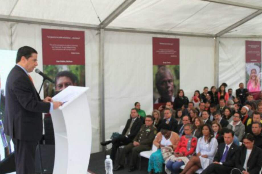 El ministro Juan Fernando Cristo ante los 39 alcaldes y 13 gobernadores, durante la presentación del plan. / Ministerio del Interior