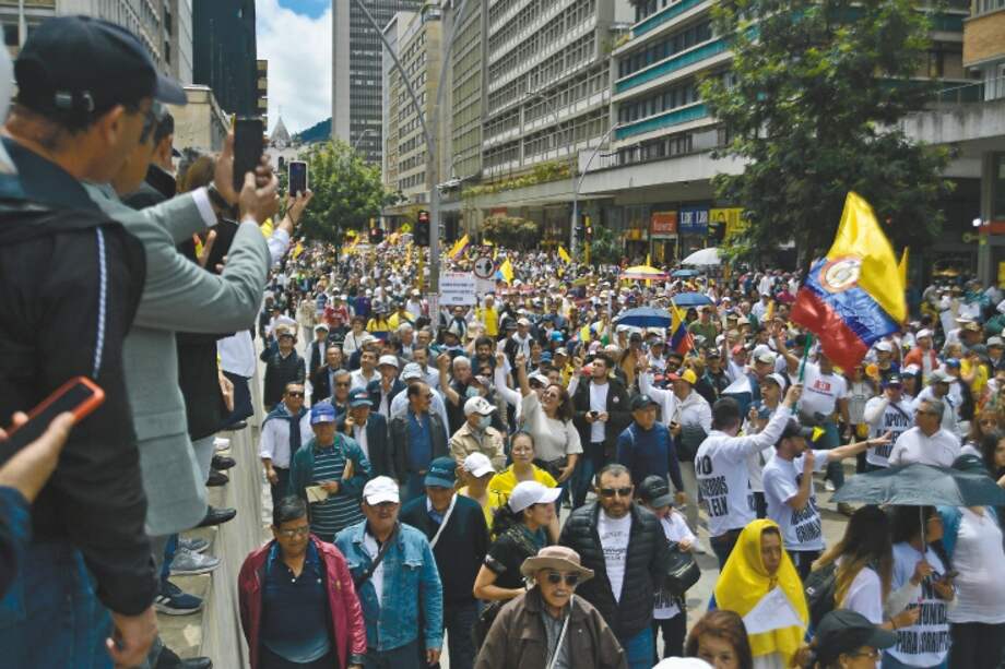 De acuerdo con la Policía, en Bogotá salieron alrededor de 30.000 personas a marchar. La protesta salió del Parque Nacional hacia la Plaza de Bolívar. / Óscar Pérez