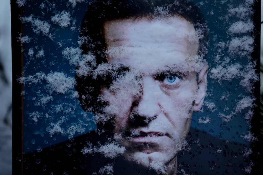 Copos de nieve cubren parcialmente el retrato del fallecido líder opositor ruso Alexéi Navalny, en conmemoración del primer aniversario de su muerte, frente a la Embajada de Rusia en Bucarest, Rumanía, el 16 de febrero de 2025.