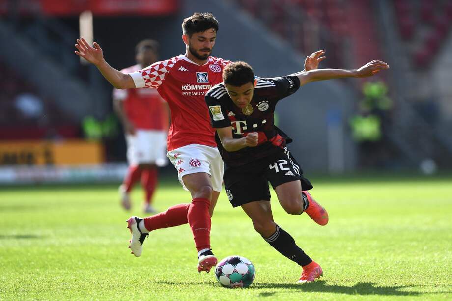 Danny Latza (Mainz) disputando la posesión de balón con Jamal Musiala (Bayern Múnich).