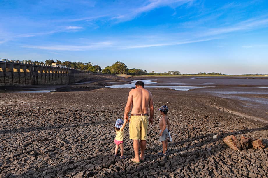 Varias personas junto a la represa Canelón Grande, el 12 de marzo de 2023 en el departamento de Canelones (Uruguay).