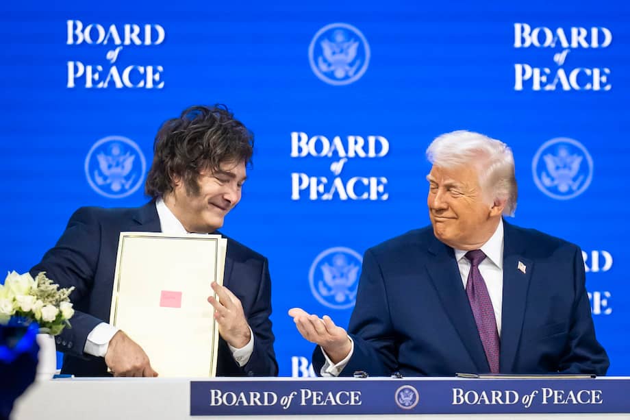 El presidente de Argentina, Javier Milei, y el presidente de EE. UU., Donald Trump, firman la carta del “Board of Peace” en la cumbre del WEF 2026 en Davos, Suiza.