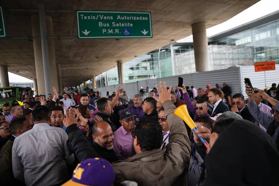 Conductores de taxi realizan plantón en las inmediaciones del aeropuerto El Dorado.