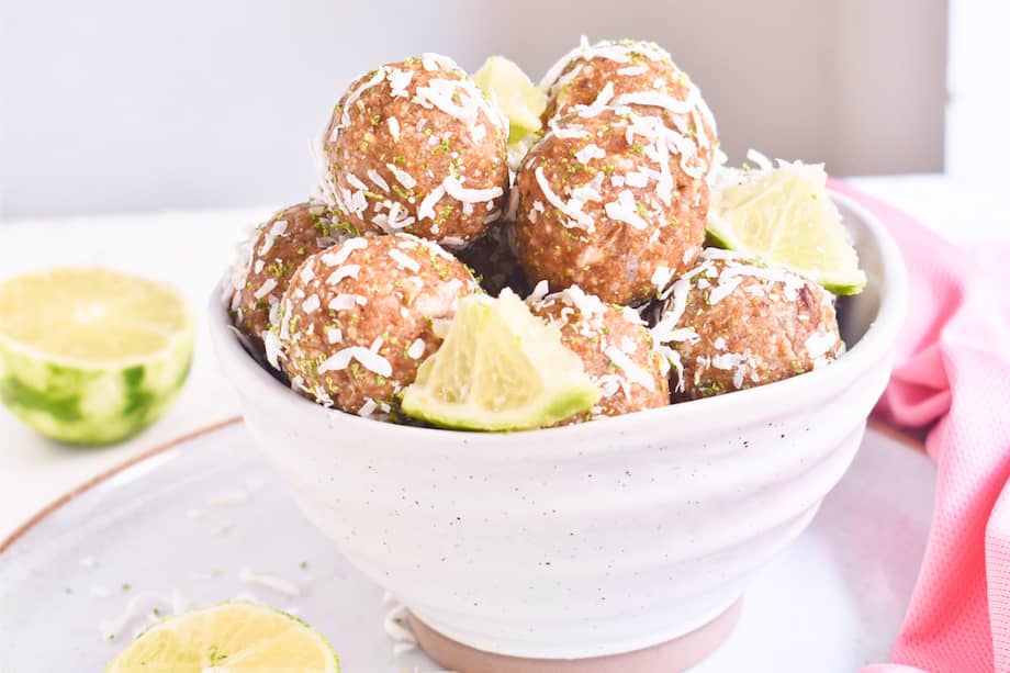 Estas bolitas de limón, coco y dátiles sin horno sorprenderán a todos en la mesa.