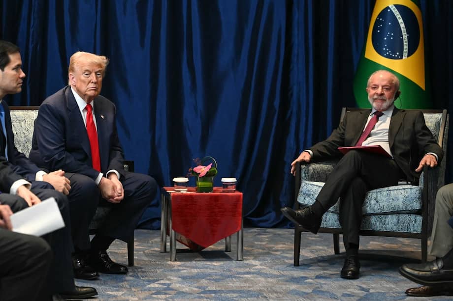 El presidente de Brasil, Luiz Inácio Lula da Silva (derecha), conversa con el presidente de Estados Unidos, Donald Trump, durante una reunión bilateral al margen de la 47.ª Cumbre de la Asociación de Naciones de Asia Sudoriental (ASEAN) en Kuala Lumpur, el 26 de octubre de 2025.