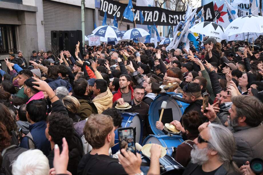 Partidarios de la expresidenta argentina, Cristina Fernández de Kirchner, se reúnen en la sede del Partido Justicialista en Buenos Aires.