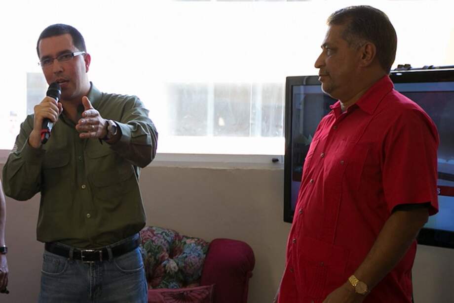 Fotografía de archivo cedida por la Agencia Venezolana de Noticias (AVN) que muestra a Aníbal Chávez (d) mientras acompaña al vicepresidente venezolano, Jorge Arreaza, el 14 de agosto de 2014, en Barinas (Venezuela). / EFE