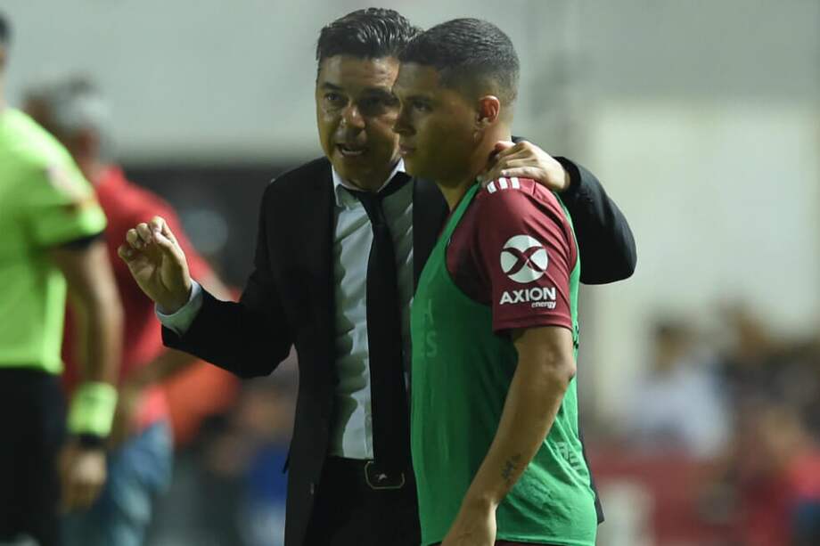 Marcelo Gallardo, entrenador de River Plate, y el colombiano Juan Fernando Quintero. / @RiverPlate