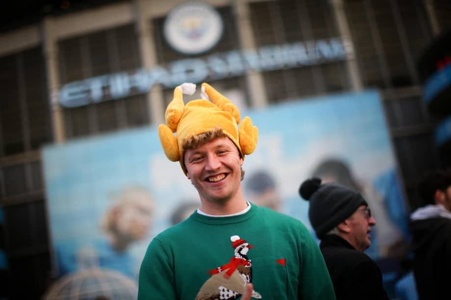 Un hincha del Manchester City llegando al estadio Ciudad de Manchester para el partido entre el City y el West Ham United por la fecha 17 de la English Premier League.