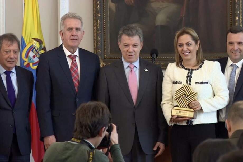 La gobernadora del Meta, Marcela Amaya García, recibiendo el Premio.