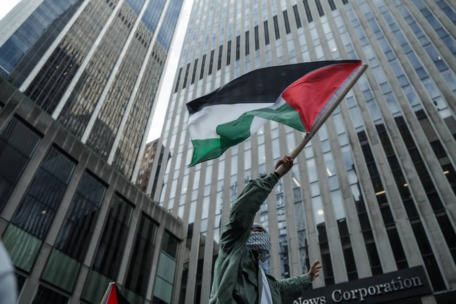 Un manifestante ondea una bandera palestina en el aniversario de los ataques de Hamás contra Israel en Nueva York.