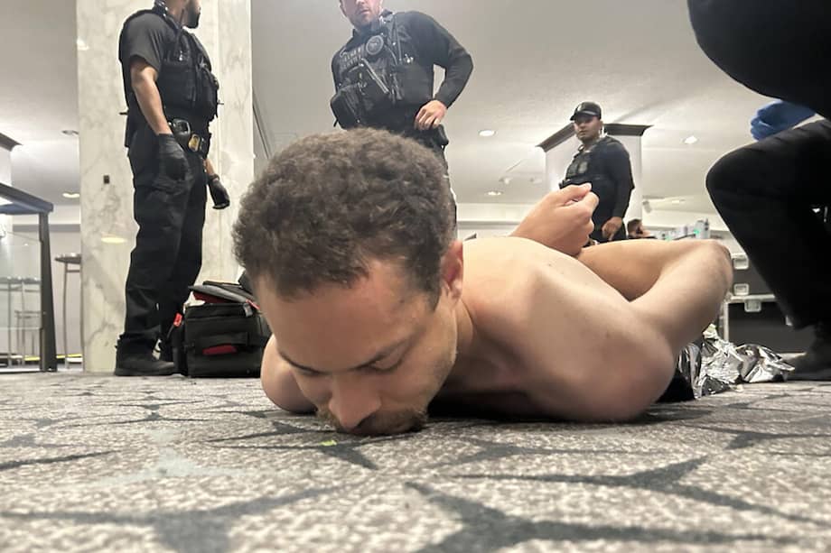 Imagen difundida por @realDonaldTrump muestra al presunto tirador detenido tras disparos en gala de corresponsales en Washington.