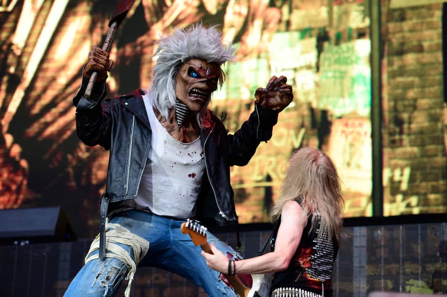El guitarrista de banda británica Iron Maiden, Janick Gers, junto a Eddie the Head.