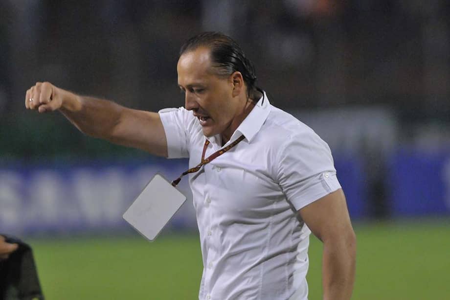 El técnico José Fernando Santa celebra el triunfo de su equipo, el Atlético Huila.