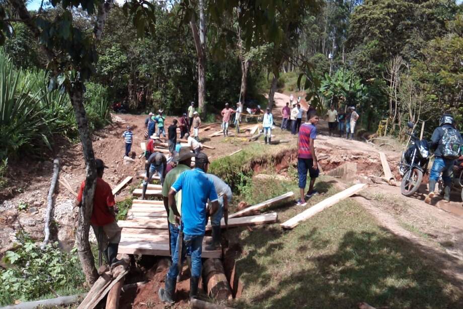 Las comunidades arriesgan día a día sus vidas para poder cruzar por los ríos y llegar a el casco urbano de sus respectivos municipios.