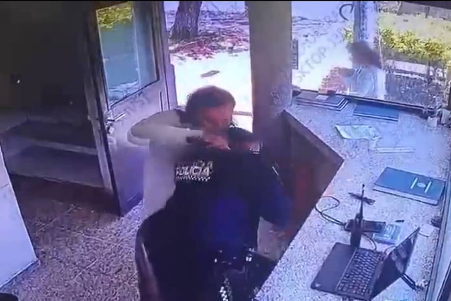 El uniformado prestaba servicio en el CAI Galán cuando un hombre lo atacó por la espalda con un arma cortopunzante. Durante la reacción, el policía usó su arma de dotación y neutralizó al agresor que psoteriormente falleció.