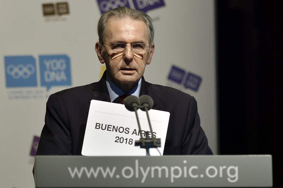 El momento en el que el presidente del COI, Jacques Rogge anuncia la sede ganadora. / EFE