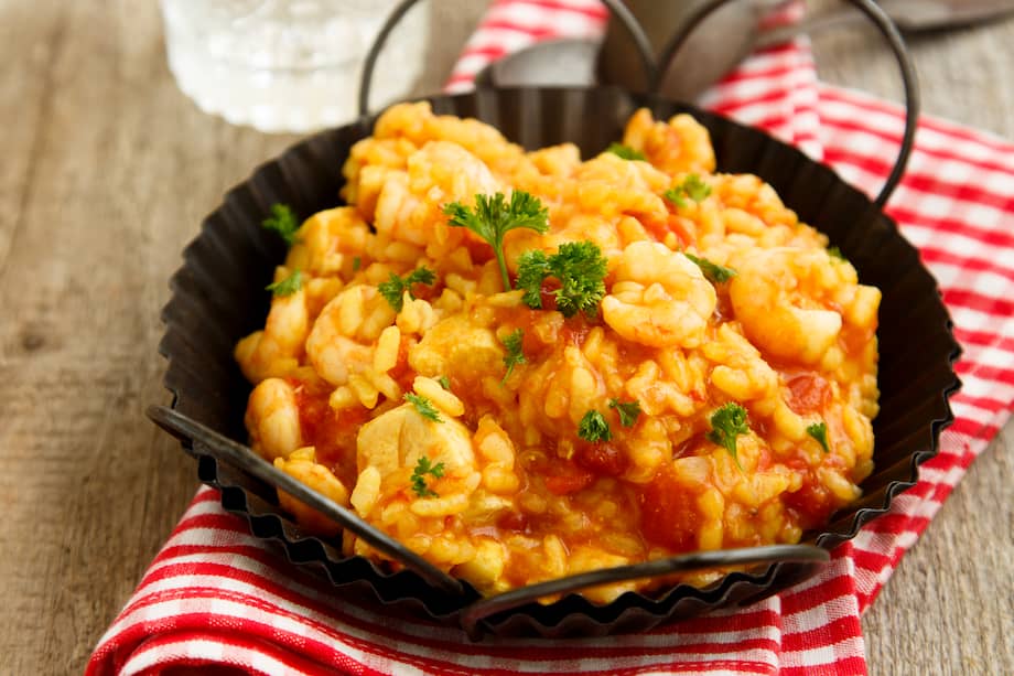 Esta arroz meloso de coco y camarones puedes acompañarlo con yuca frita o patacones.