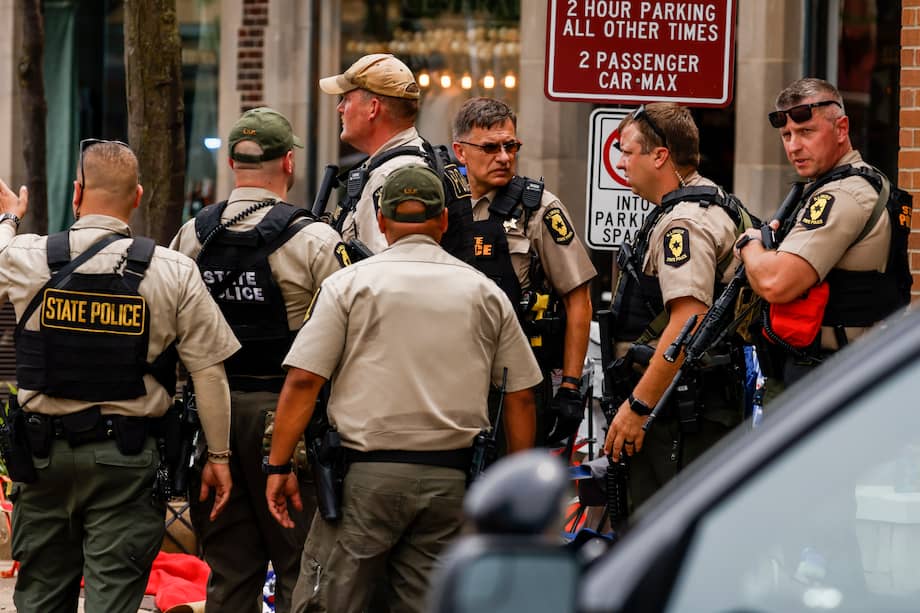 Agentes policiales investigan la escena de un tiroteo masivo en una celebración y desfile del 4 de julio en Highland Park, Illinois.