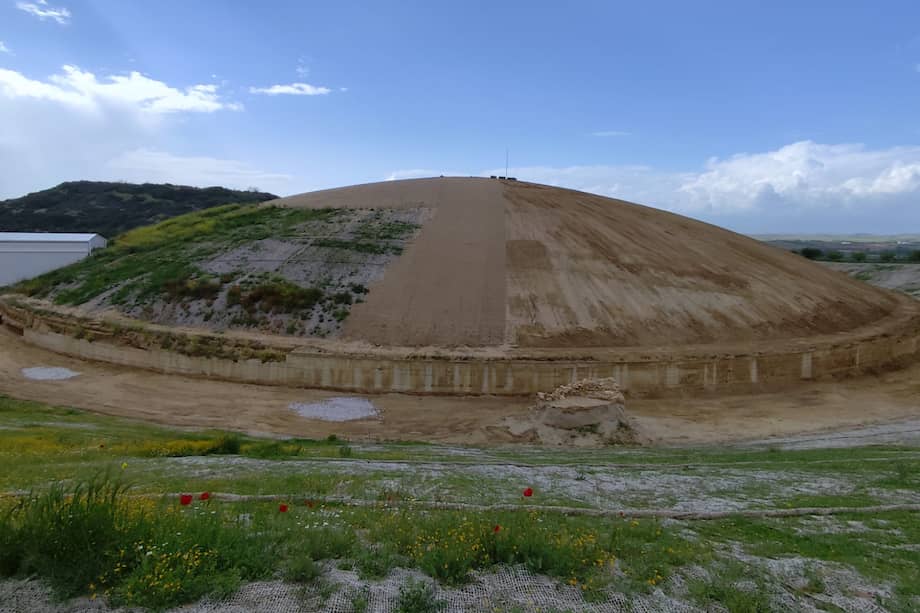 La tumba de Kasta tiene un perímetro de 497 metros y está ubicado en un complejo fúnebre de alrededor de 20 hectáreas.