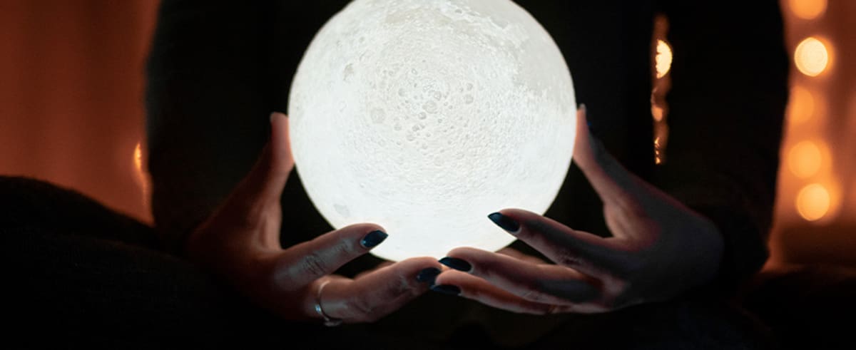 Lee el horóscopo según Daniel Daza y prepárate para lo que le depara el futuro a tu signo durante este mes.