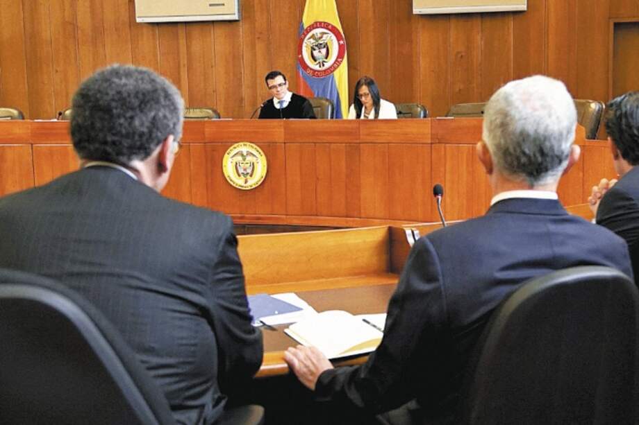 El expresidente Uribe seguirá en calidad de imputado.