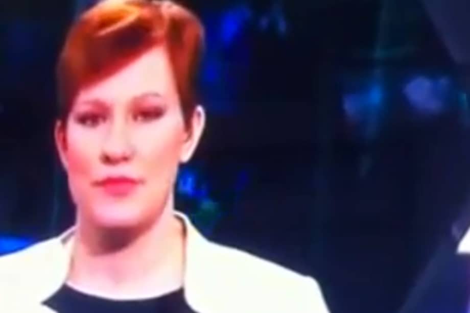 Un uno de los televisores del set se vio la película porno.