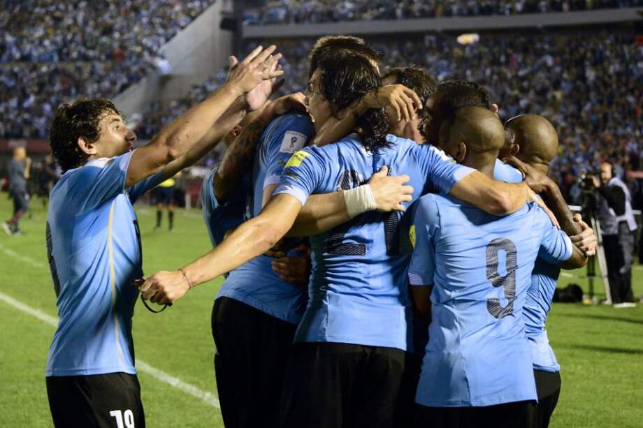 Los jugadores uruguayos celebran con el triunfo ante Chile. / AFP