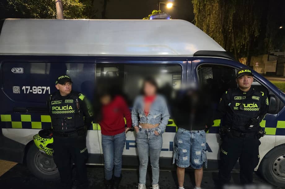 Mujeres capturadas por hurtar y herir una pasajera del sistema.