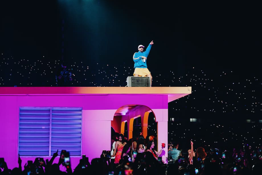 Al igual que en las otras fechas de su gira, el escenario contó con dos frentes: una tarima principal al norte del estadio, y la ya globalmente conocida “casita” ubicada en la zona sur.