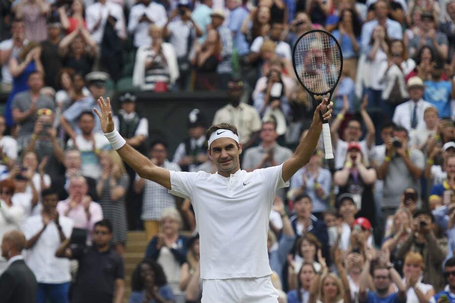 Roger Federer celebra su victoria contra Ernest Gulbis en Wimbledon. / AFP