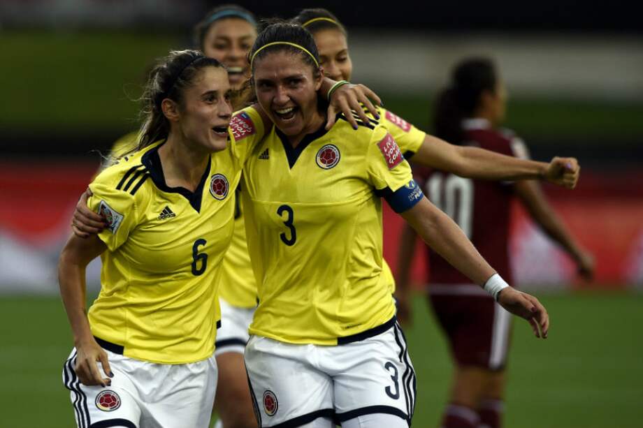 Daniela Montoya (izquierda) marcó el primer gol de la historia de Colombia en los mundiales de fútbol femenino. / AFP
